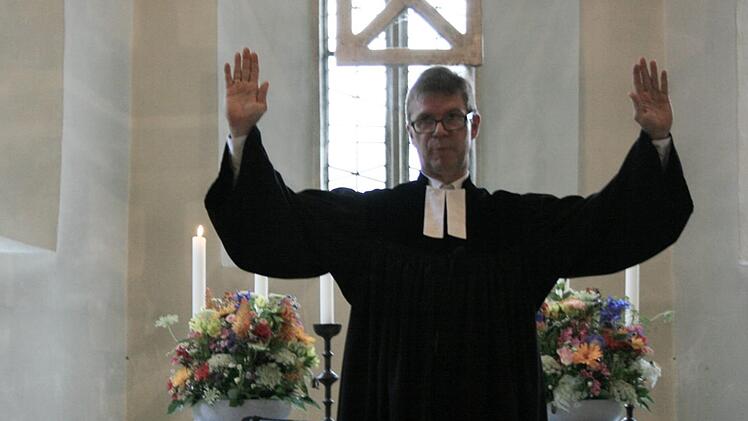 Ger&uuml;hrt segnete er seine Kirchengemeinde zum Abschied. Pfarrer Martin Gundermann wechselt auf eine Pfarrstelle nach Bayreuth. Foto: Maria L&ouml;ffler
