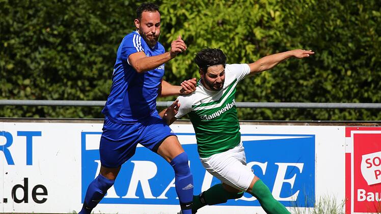 Sebastian Stephan vom FC Wallenfels (blaues Trikot) will im Derby gegen die "Wölfe" den zweiten Saisonsieg einfahren. Der FC Stockheim um Henrik Wilke tritt beim Tabellennachbarn in Weißenbrunn an.  Foto: Heinrich Weiß