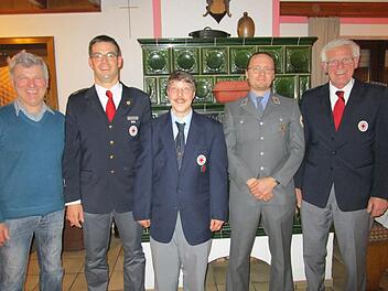 Bürgermeister Alfred Gündling (von links), Kreisbereitschaftsleiter Alexander Kretz, Daniel Röder, Stefan Meierl und Bereitschaftsleiter Rudi Weik.  Foto: Andreas Lomb
