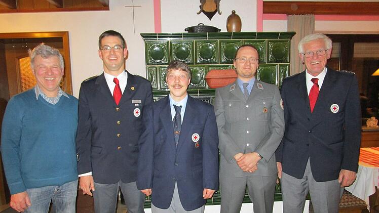 Bürgermeister Alfred Gündling (von links), Kreisbereitschaftsleiter Alexander Kretz, Daniel Röder, Stefan Meierl und Bereitschaftsleiter Rudi Weik.  Foto: Andreas Lomb