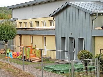 An der Nordseite der Schule in Ebelsbach wurde ein Eingang geschaffen für die Krippenräume des Kindergartens Sankt Magdalena. Gleichzeitig wurde ein kleiner Außenbereich für die Buben und Mädchen eingezäunt.  Foto: Günther Geiling