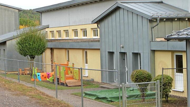 An der Nordseite der Schule in Ebelsbach wurde ein Eingang geschaffen für die Krippenräume des Kindergartens Sankt Magdalena. Gleichzeitig wurde ein kleiner Außenbereich für die Buben und Mädchen eingezäunt.  Foto: Günther Geiling