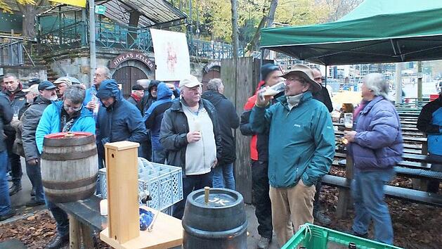 Experten unter sich: das Bockbier-Martini-'Treffen auf dem Bergkirchweihgel&auml;nde in Erlangen Foto: Manfred Welker
