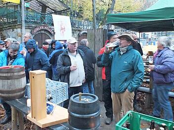 Experten unter sich: das Bockbier-Martini-'Treffen auf dem Bergkirchweihgel&auml;nde in Erlangen Foto: Manfred Welker