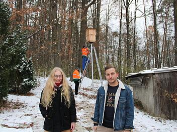 Michelle Meindl und Kajetan Brunnqual freuen sich über die auf dem Privatgrundstück der Familie installierten Türme. Foto: Vera Schiller