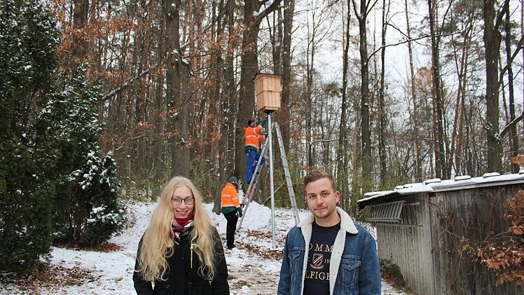 Michelle Meindl und Kajetan Brunnqual freuen sich über die auf dem Privatgrundstück der Familie installierten Türme. Foto: Vera Schiller