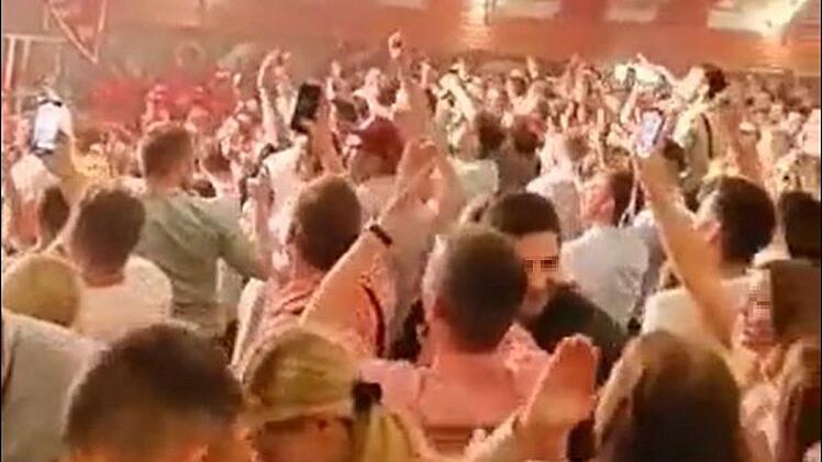 Würzburg: Band fordert Kiliani-Besucher zum "Layla"-Singen auf - "kommen in Teufels Küche"