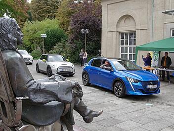 Fürst Rakoczy blickt stumm auf die E-Autos, die Zaungäste allerdings hatten ihre Handys gezückt.