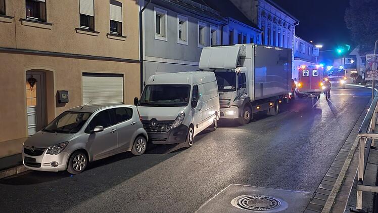 Kreis Kulmbach: Lkw rammt geparkte Autos in Kupferberg - Zwanzig Minuten später kracht es in einem weiteren Ort