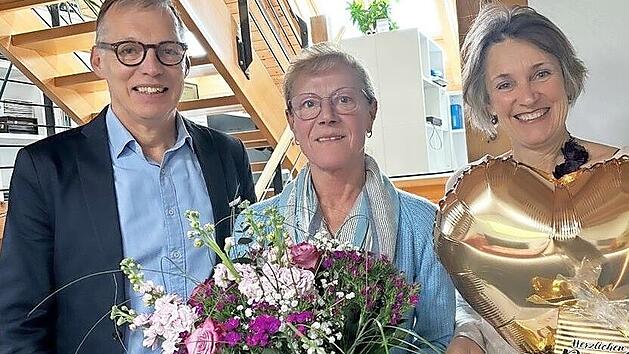 Elke Stelzner wurde bei Richter Architektur in den Ruhestand verabschiedet : (von links) Architekt Stefan Richter, Elke Stelzner und Charlotte Richter.