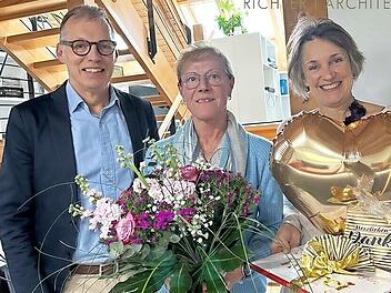 Elke Stelzner wurde bei Richter Architektur in den Ruhestand verabschiedet : (von links) Architekt Stefan Richter, Elke Stelzner und Charlotte Richter.