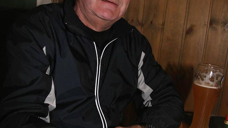 Der erste, der es sich am grünen Kacheofen in der Frankenwaldhütte gemütlich machen konnte, war Helmut Leipold. Er ist schon ein bisschen früher los - und probierte dann die Gyrossuppe