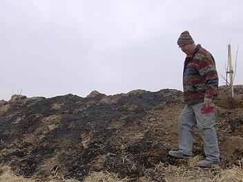 Ludwig Baumann inspiziert am Tag danach noch einmal die Sollenberger Brandstelle. Fotos: Malbrich