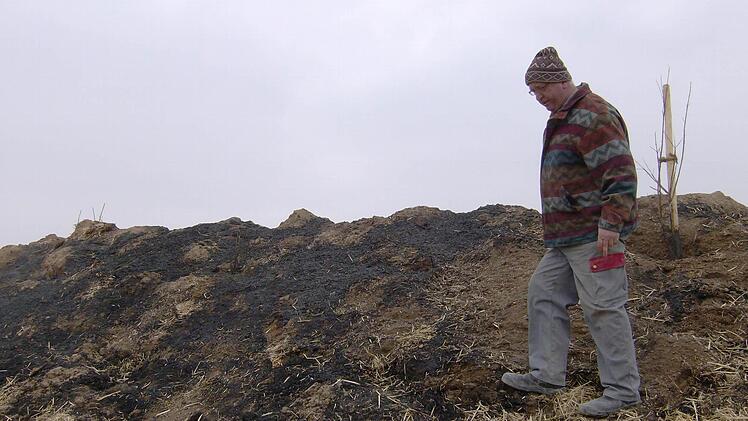 Ludwig Baumann inspiziert am Tag danach noch einmal die Sollenberger Brandstelle. Fotos: Malbrich