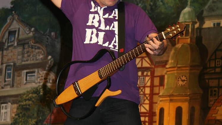 Atze Bauer eröffnete mit einer umgedichteten Version des Schnappi-Liedes sein Programm - ein echter Fetzer.