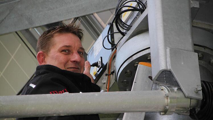 Per Joystick bringt Heino Martin die Anlage in Bewegung... Foto: Ulrike Müller