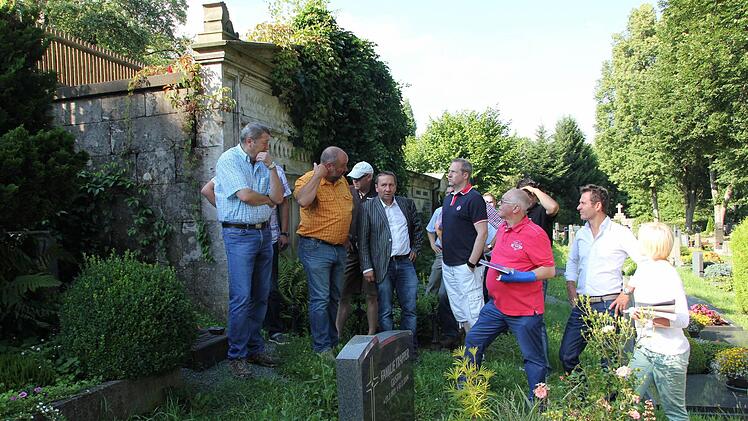 Der Marktgemeinderat vor den Gruften. Wegen der Hangneigung sollen Terrassen bei den Gräberreihen eingebaut werden.