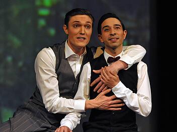 Packendes Kammerspiel: Richard Loeb (Andreas Langsch, links) und Nathan Leopold (Manuel Dengler) in "Thrill Me". Stephen Dolginoffs Musical feierte Premiere in der Coburger Reithalle. Foto: Andrea Kremper