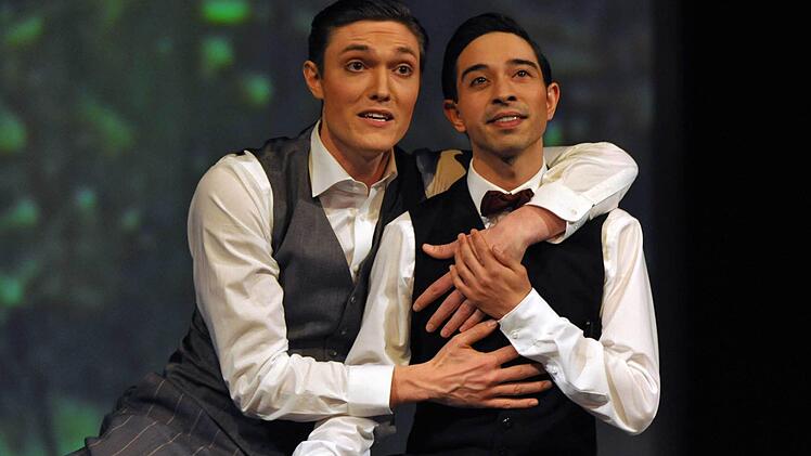 Packendes Kammerspiel: Richard Loeb (Andreas Langsch, links) und Nathan Leopold (Manuel Dengler) in "Thrill Me". Stephen Dolginoffs Musical feierte Premiere in der Coburger Reithalle. Foto: Andrea Kremper