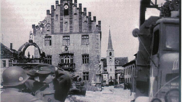 Der Giebel des Rathauses ist zerstört. Auch im Kirchturm klafft ein Einschussloch. Foto: Bildarchiv Josef Kirchner
