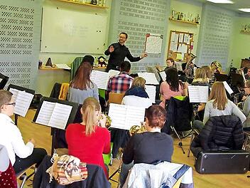 Das Kreisauswahlorchester probt mit Kreisdirigent Roman Steiger für das Benefizkonzert.  Foto: Heike Schülein