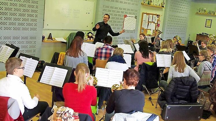 Das Kreisauswahlorchester probt mit Kreisdirigent Roman Steiger für das Benefizkonzert.  Foto: Heike Schülein