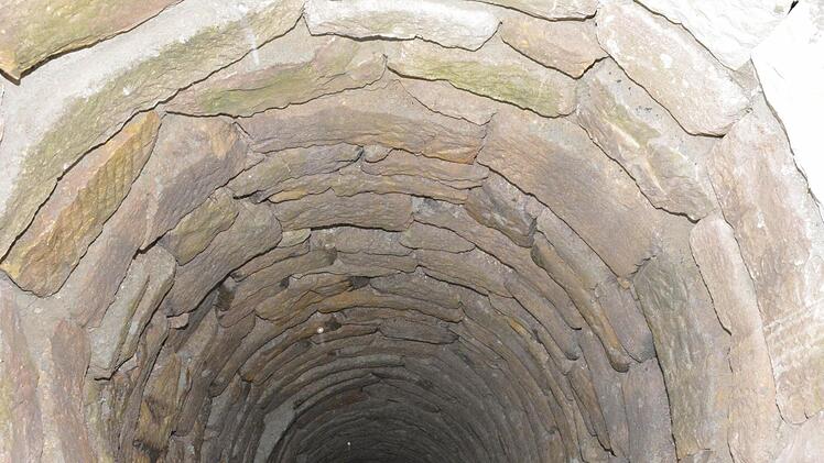 Als man den Brunnen im Pfarrhof fand und sanierte, erhoffte man sich Aufschluss des einstigen Schlosses in Burgpreppach. Nun sollen weitere Untersuchungen folgen. Foto: Schmidt