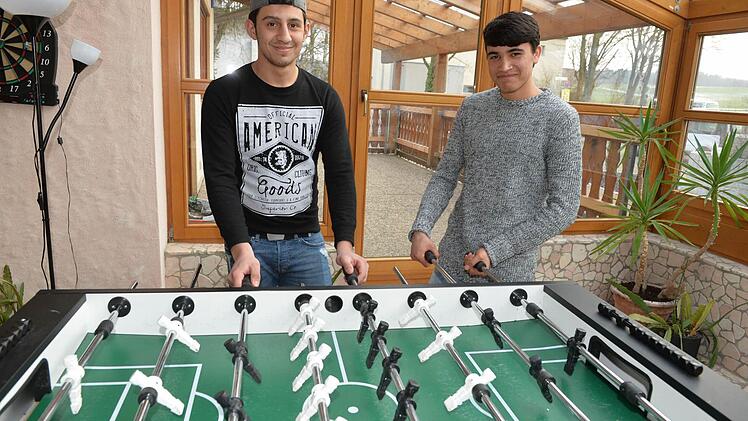 Yaser A. und Adel M. in der Wohngruppe von Mobam, in der derzeit elf minderjährige Flüchtlinge betreut werden. In drei Gemeinden der Bamberger Region nehmen sich die Mitarbeiter des Trägers Jugendlicher an, die auf sich allein gestellt in ein fremdes Land kamen. Foto: Ronald Rinklef
