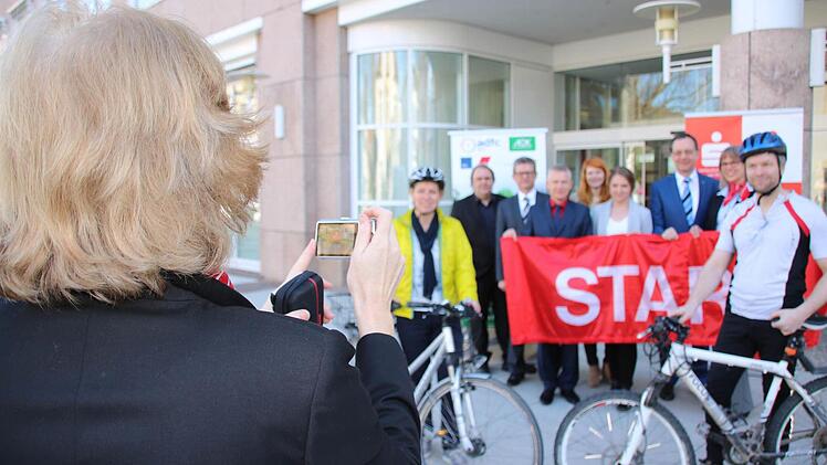 Die Sparkassen-Mitarbeiter Claudia Rottenberger (links) und Jochen Faber (rechts) kamen zum Startschuss der Aktion "Mit dem Rad zur Arbeit" mit dem Fahrrad. Bei der Eröffnung mit dabei waren zudem (von links) Gerhard Klamet (DGB), Michael Bischof (vbw), Roland Friedrich (Sparkasse), Bernadette Köth (AOK), Marina Wahler (Sparkasse), Peter Scheder (AOK) und Astrid Partsch (Sparkasse). Fotos: Ralf Ruppert