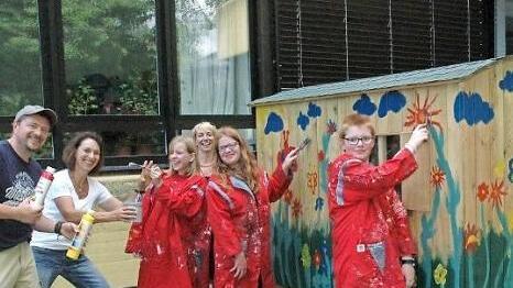 Das Fantasiehaus der Coburger Heinrich-Schaumberger-Schule. Begeistert zeigten sich die Förderlehrer Markus Pfetscher und Elke Hopf mit Francine Bauer sowie Sonja Erdel s vom Lions Club Veste Coburg und Amelie Friers und Stefan Lenzerath. Foto: Meißinger