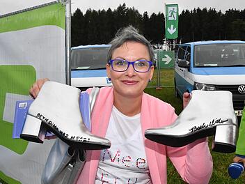 Martina Zwosta freut sich riesig über die signierten Schuhe. Foto: Ronald Rinklef