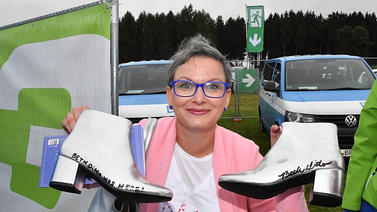 Martina Zwosta freut sich riesig über die signierten Schuhe. Foto: Ronald Rinklef