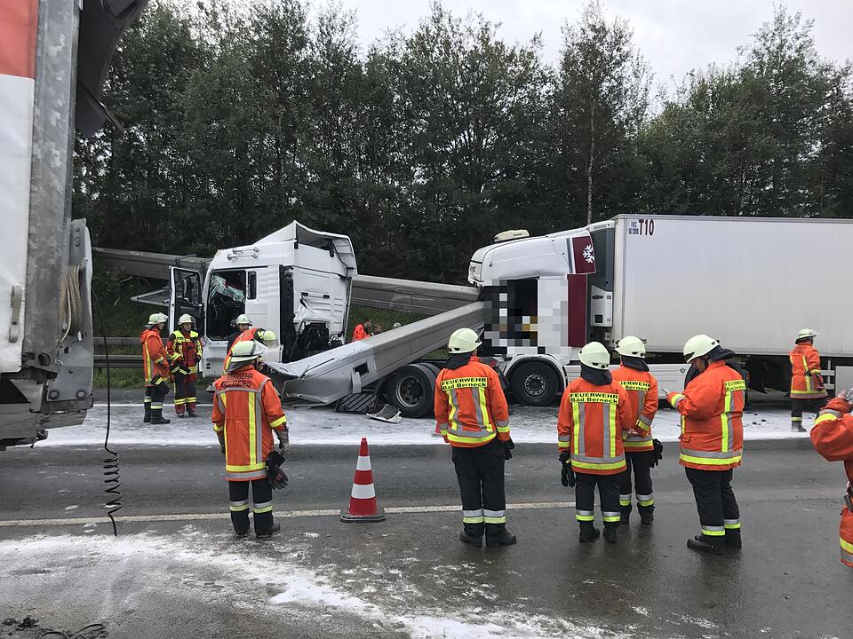 Marktschorgast: Lastwagen reißt Schilderbrücke ein – Lange Staus auf A9