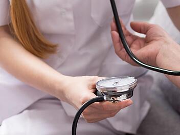 Blutdruck: Wie hoch darf er sein? Ab wann wird es gefährlich?