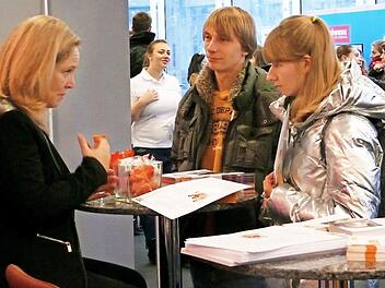 An rund 90 Ständen konnten sich junge Menschen informieren, welcher Ausbildungsweg für sie infrage kommt. Foto: Andrea Spörlein