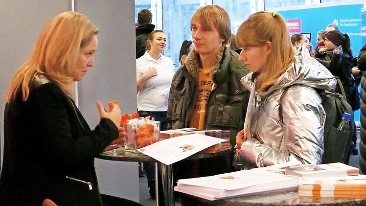 An rund 90 Ständen konnten sich junge Menschen informieren, welcher Ausbildungsweg für sie infrage kommt. Foto: Andrea Spörlein