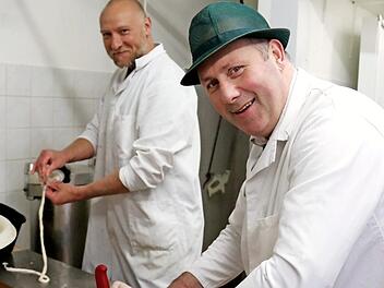 Jürgen Fleischmann (l.) und Anthony Leneghan verstanden sich bei der Arbeit prächtig. Foto: Johanna Blum