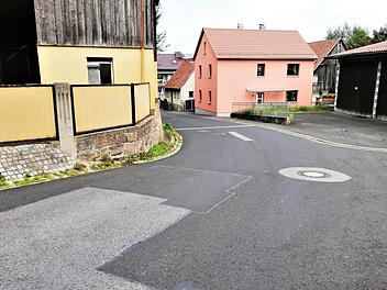 Sanierungsbedürftige Straßenschäden und Fußgänger gefährdende Engstellen im dritten Bauabschnitt der Kissinger Straße in Oberthulba. Foto: Thomas Kirchner