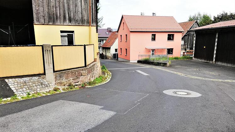 Sanierungsbedürftige Straßenschäden und Fußgänger gefährdende Engstellen im dritten Bauabschnitt der Kissinger Straße in Oberthulba. Foto: Thomas Kirchner