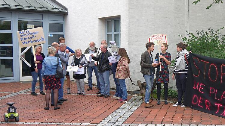 Gegen die bei Drossenhausen geplante Raststätte hat es am Donnerstag eine Demonstration vor dem Landratsamt gegeben. - Foto: Berthold Köhler