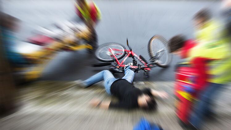 Unfall zwischen Radfahrer und Jungen (8)