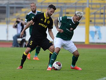 Mit seinem Einsatz ist gegen Aschaffenburg zu rechnen: Schweinfurts Sascha Marinkovic (rechts, beim Spiel in Bayreuth), der zuletzt nicht über die Rolle des Jokers hinauskam. Foto: Peter Mularczyk