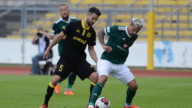 Mit seinem Einsatz ist gegen Aschaffenburg zu rechnen: Schweinfurts Sascha Marinkovic (rechts, beim Spiel in Bayreuth), der zuletzt nicht über die Rolle des Jokers hinauskam. Foto: Peter Mularczyk