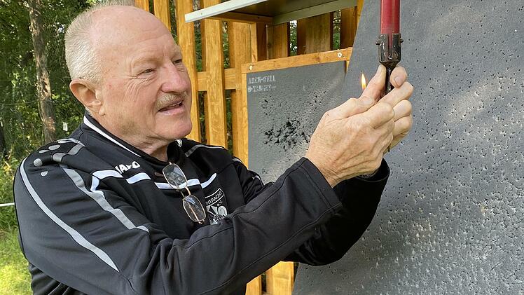 Mit einem Böllerschuss schickte der langjährige Vorsitzende des Schützenvereins, Hermann Reuß, die 80 Teilnehmer in den Parcours.Foto: Hans-Peter Ehrensberger