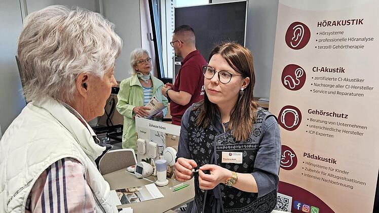 H&ouml;rakustikerin Magdalena Muth im Gespr&auml;ch mit einer Besucherin am Publikumstag des Pflegest&uuml;tzpunktes.