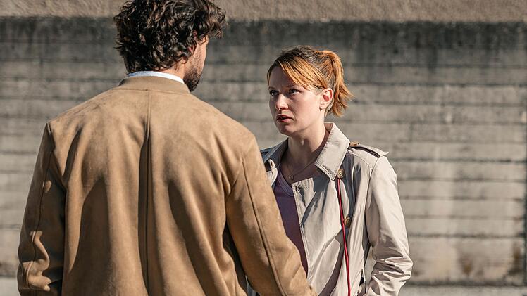 Fanny Gruber beobachtet, wie Nadine Prantl (Marlene Hauser) und ihr Schwager Max (Aaron Karl) ein ernstes Gespr&auml;ch f&uuml;hren. Sie glaubt, dass Marlene l&uuml;gt und zudem ein Verh&auml;ltnis mit dem Bruder ihres Mannes hat.