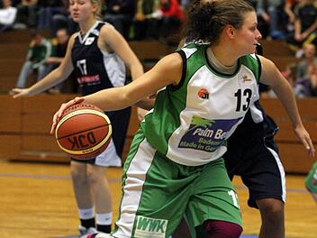 Dynamisch unter den Korb ging stets Petra Oberpaul in ihrer Karriere. Nun macht das Knie nicht mehr mit und die 33-J&auml;hrige muss ihre Basketballschuhe an den Nagel h&auml;ngen. Foto: sportpress