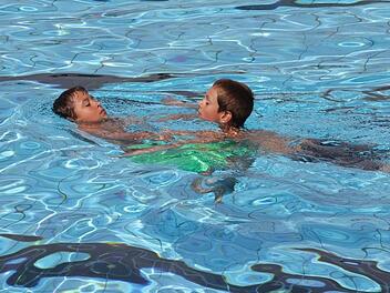 Lucas Welsch und Luis Reitwiesner errangen das "Goldene Schwimmabzeichen". Fotos: Helmut Will