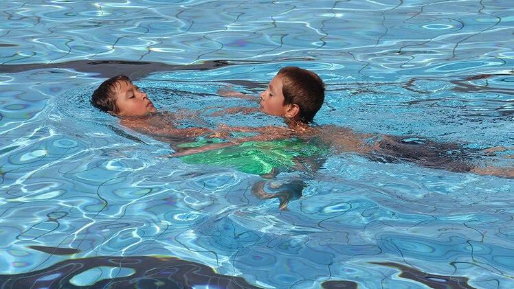 Lucas Welsch und Luis Reitwiesner errangen das "Goldene Schwimmabzeichen". Fotos: Helmut Will
