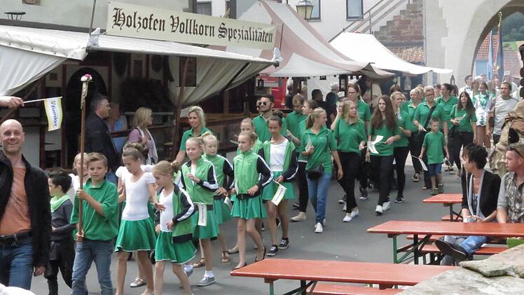 Kirchenparade zum Festzelt . Foto: Doris Bauer